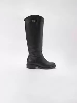 Bota plana de caña alta en efecto piel negra, estilo montar, con hebilla decorativa, cremallera interior y forro efecto pelo.