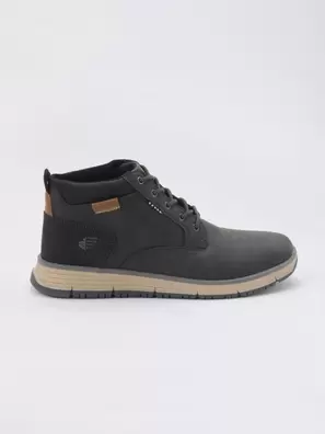 Botín de hombre en color negro con cordones, confeccionado en poliuretano y poliéster. Diseño moderno, resistente y versátil para el día a día.