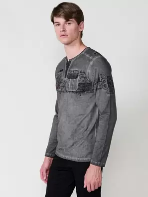 Camiseta de hombre gris de manga larga, 100% algodón, con cuello redondo con abertura y estampado delantero.