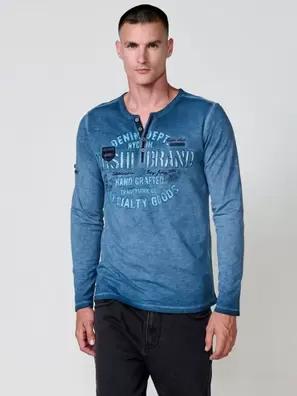 Camiseta de hombre indigo blue de manga larga, 100% algodón, con cuello redondo con abertura y estampado delantero.