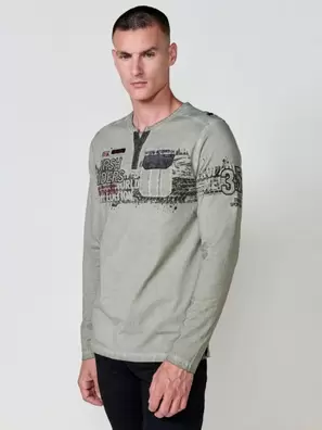 Camiseta de hombre kaki de manga larga, 100% algodón, con cuello redondo con abertura y estampado delantero.