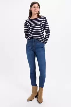 Jeans slim tiro medio