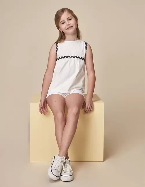 Camiseta con detalle de ondas a contraste blanco