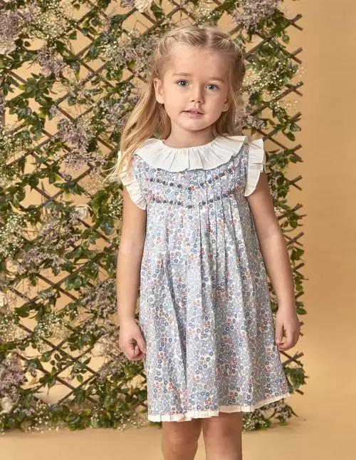 Vestido de florecitas con nido de abeja a mano azul claro