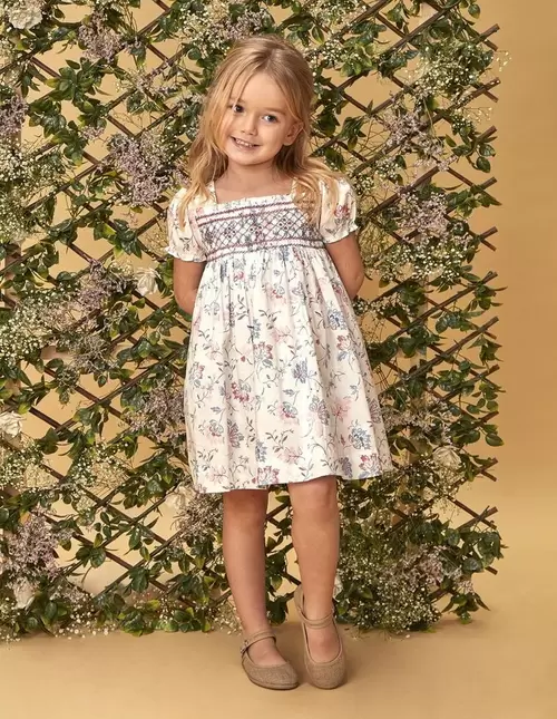 Vestido de flores con nido de abeja a mano blanco