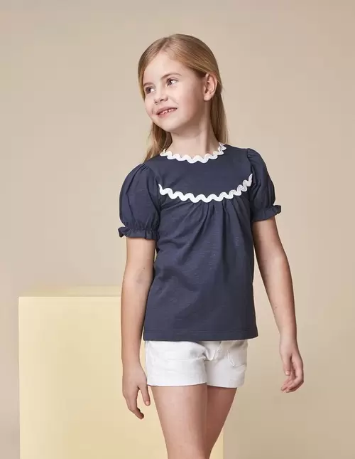 Camiseta con detalle de ondas a contraste azul