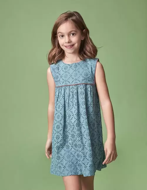 Vestido openwork contraste azul claro