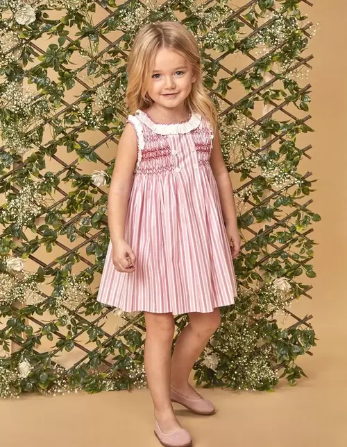 Vestido de rayas con nido de abeja a mano y volantes rosa