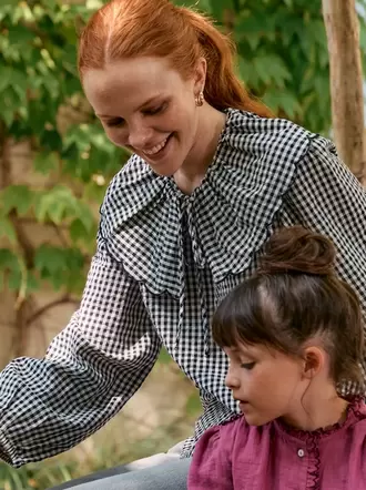 Blusa con cuello bebé amplio
