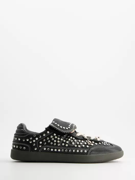 Proveedor: ULK Zapatillas negras con tachuelas - ULK Chile