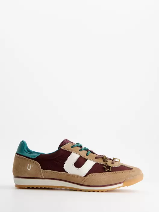 Proveedor: ULK Zapatillas de piel con charms - ULK Sury