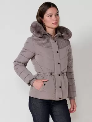 Chaqueta acolchada de mujer en color beige, cuello alto, capucha extraíble con cremallera y detalles de pelo desmontables. Forro liso al tono y puños de canalé.