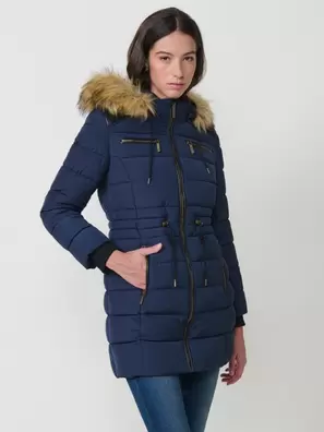 Chaqueta larga acolchada de mujer en color navy, con capucha de pelo y cierre delantero con cremallera.