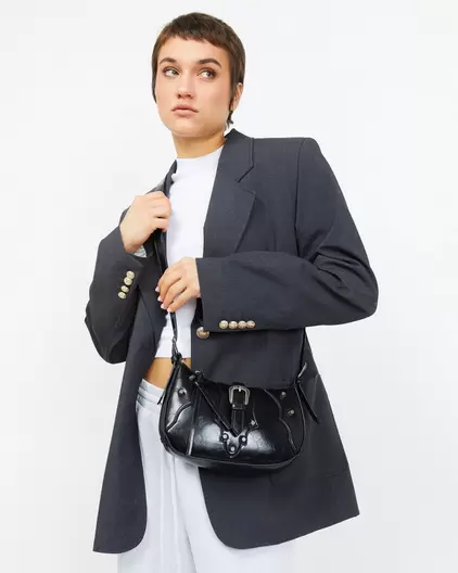Bolso bandolera pequeño con detalles metálicos