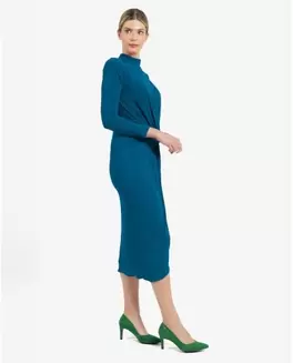 VESTIDO MIDI AZUL DE PUNTO CON NUDO FRONTAL Y HOMBROS ESTRUCTURADOS