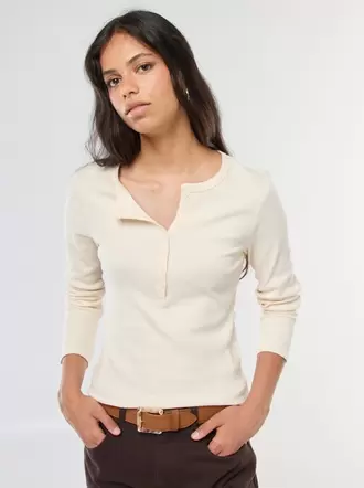 Camiseta lisa de canalé con cuello tunecino