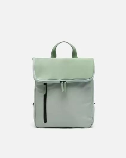Mochila con solapa en nylon