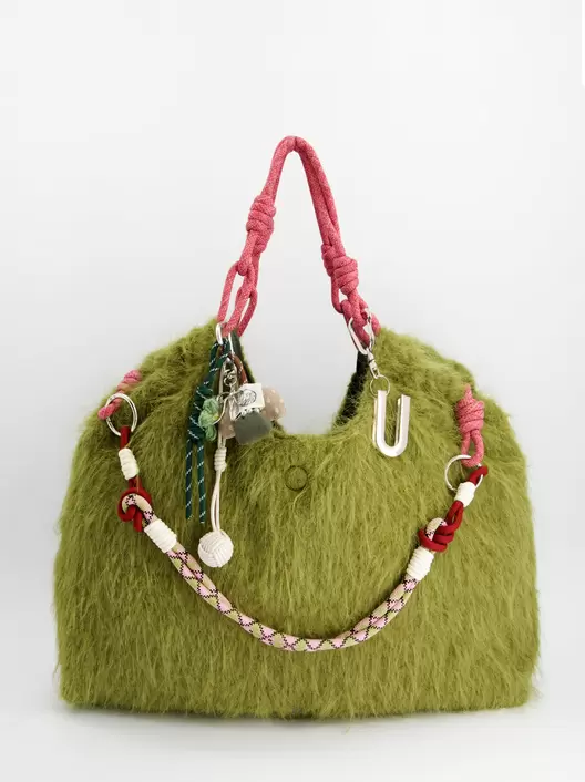 Bolso tote de pelo con charms - ULK Fuzzy