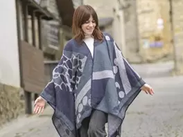 Poncho azul y gris