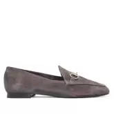 Mocasín redlove yaiza taupe con aplique dorado en el empeine de piel