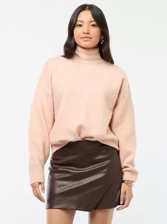 Falda pantalón corta en símil piel lisa