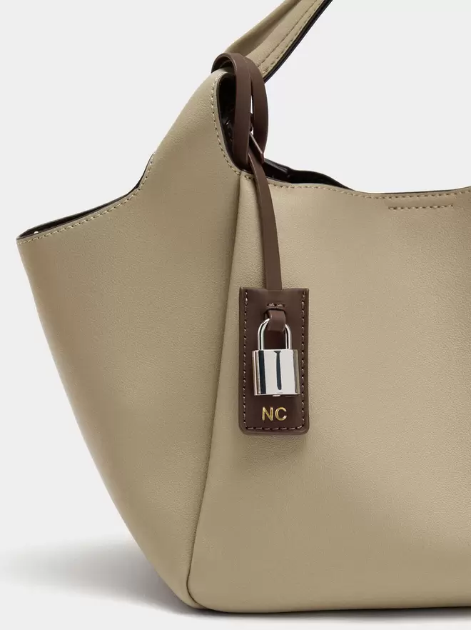 Tote bag with pendant