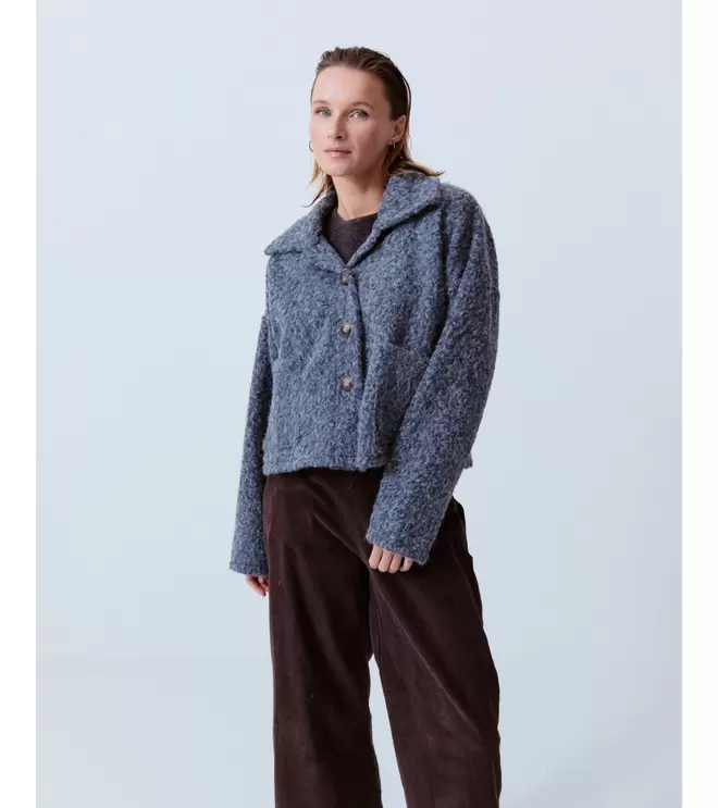 CHAQUETA CORTA BOLSILLOS