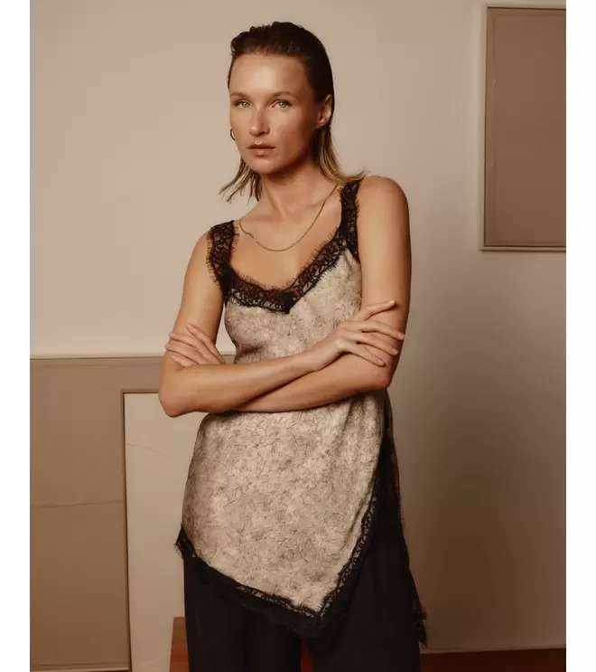 TOP LENCERO ENCAJE ASIMÉTRICO