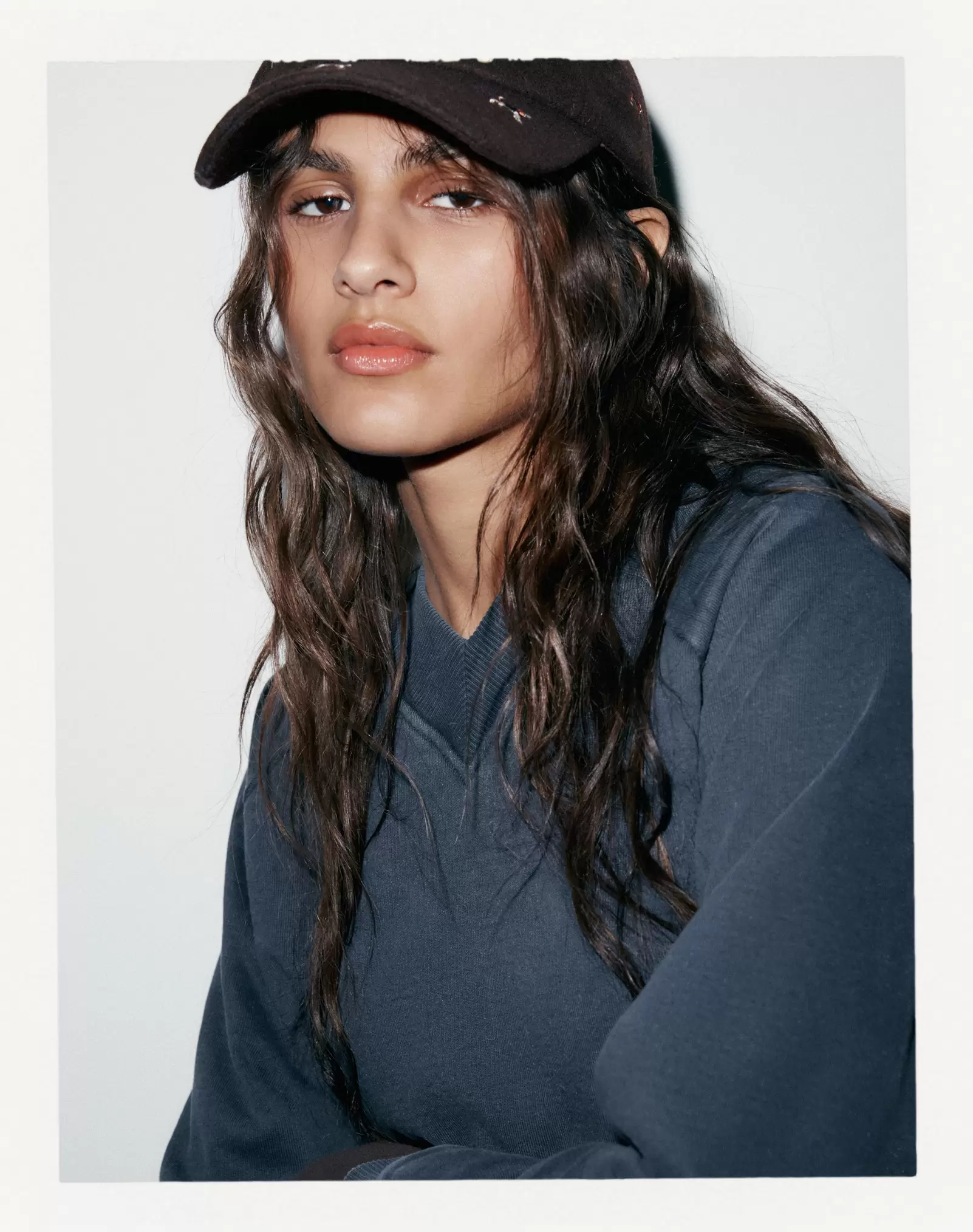 GORRA CON LANA BORDADOS PERROS