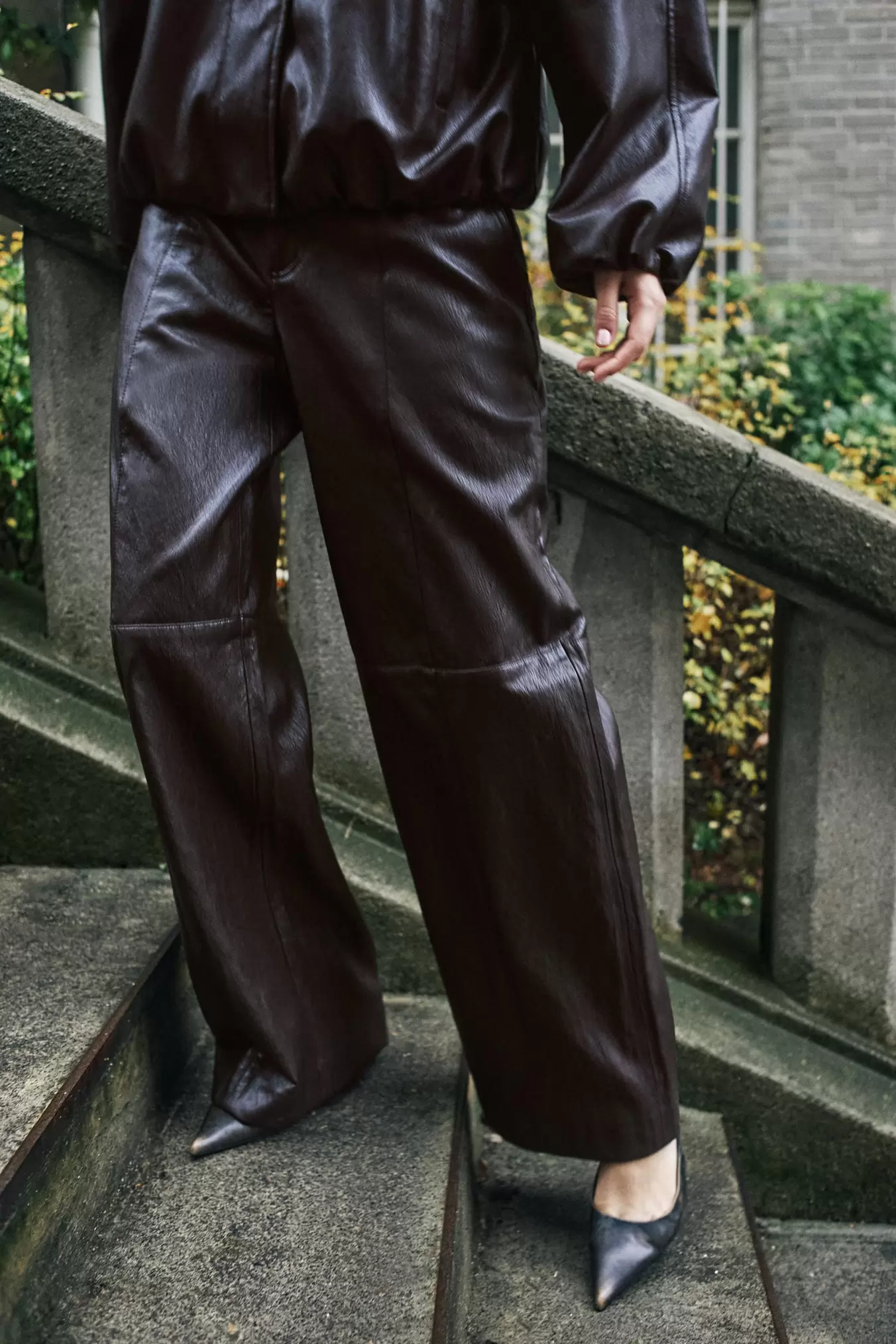 PANTALÓN RECTO EFECTO PIEL