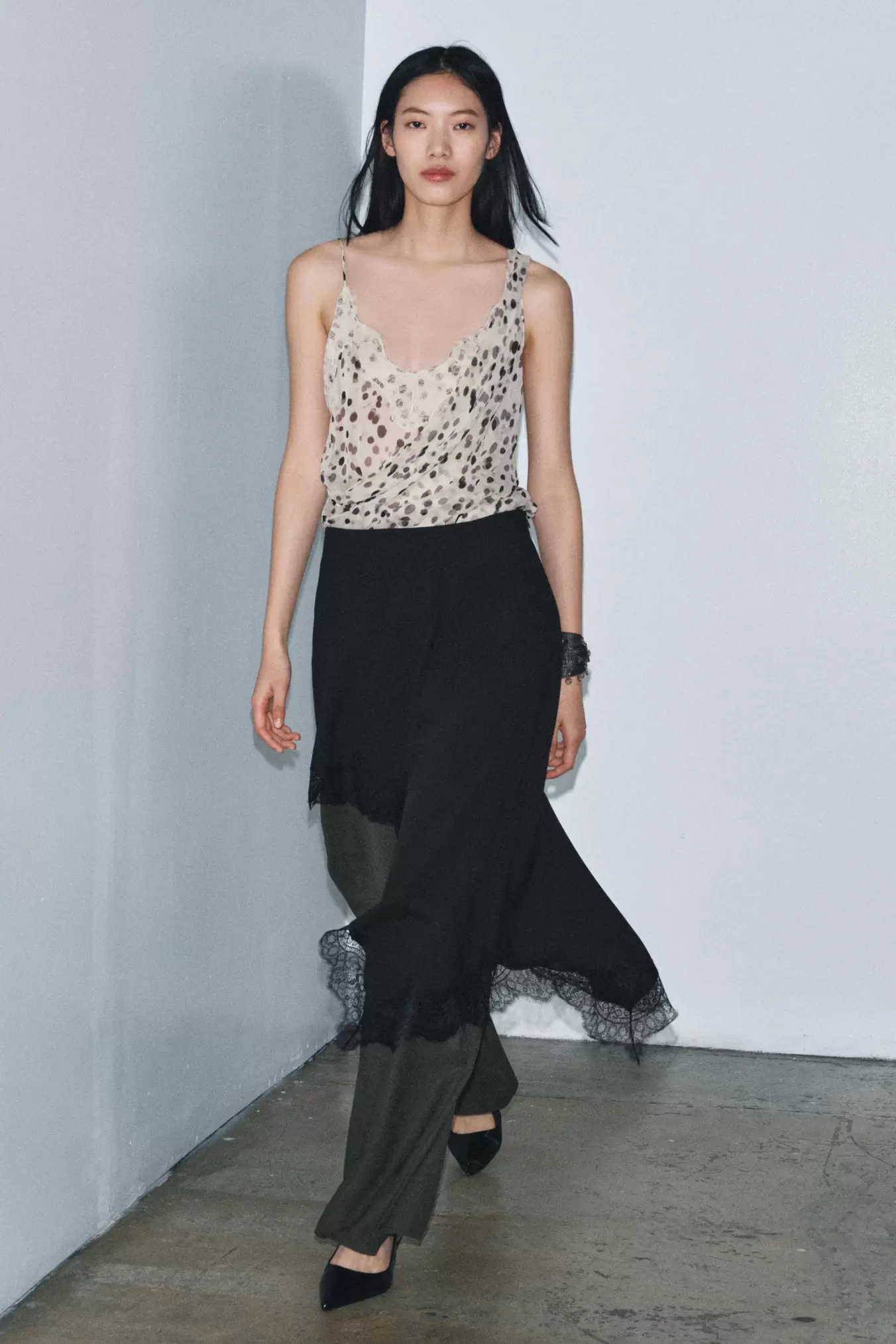 FALDA ASIMÉTRICA ENCAJE ZW COLLECTION