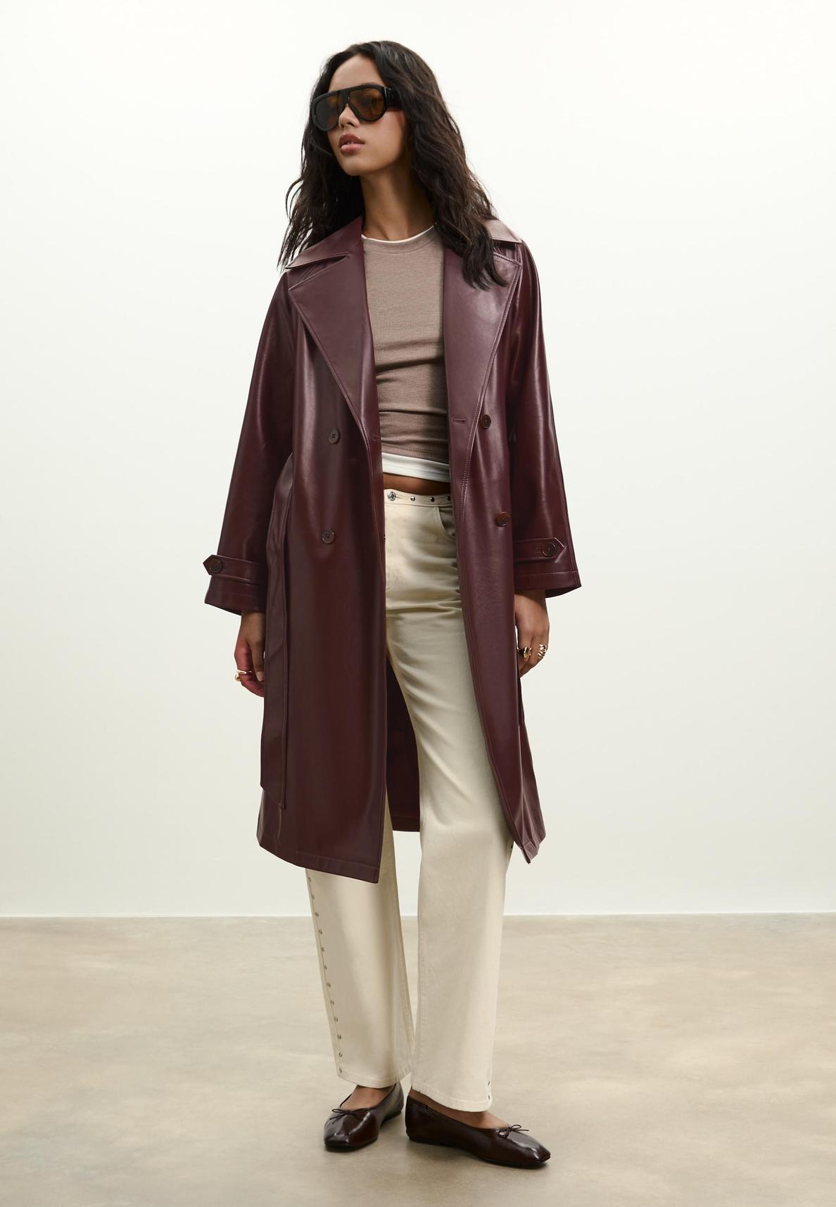 Trench largo efecto piel