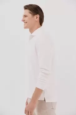 <br>-Regular fit<br>-Tejido estructura piqué<br>-Manga larga, tapeta con botones y logo bordado en el pecho<br>-puños camiseros con botón<br>-Al comprar nuestros productos de algodón estás apoyando...