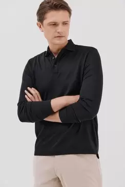 <br>-Regular fit<br>-Tejido estructura piqué<br>-Manga larga, tapeta con botones y logo bordado en el pecho<br>-puños camiseros con botón<br>-Al comprar nuestros productos de algodón estás apoyando...