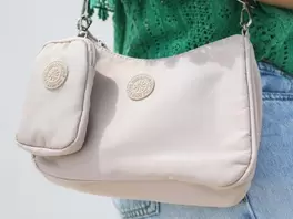 Bolso alargado con asa beige