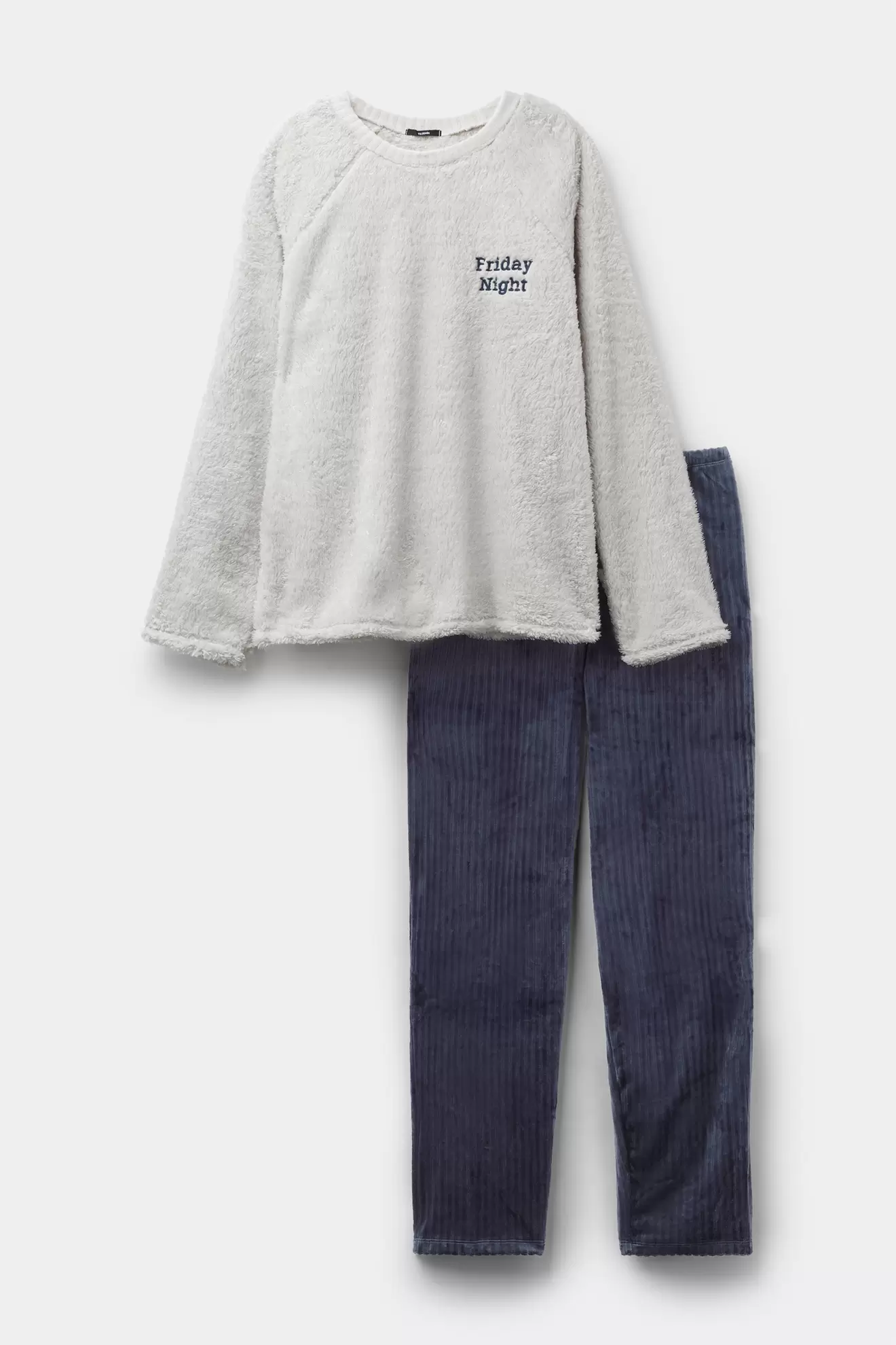 Pijama Largo Forro Polar Estampado Friday Night Add to wishlist: Pijama Largo Forro Polar Estampado Friday Night