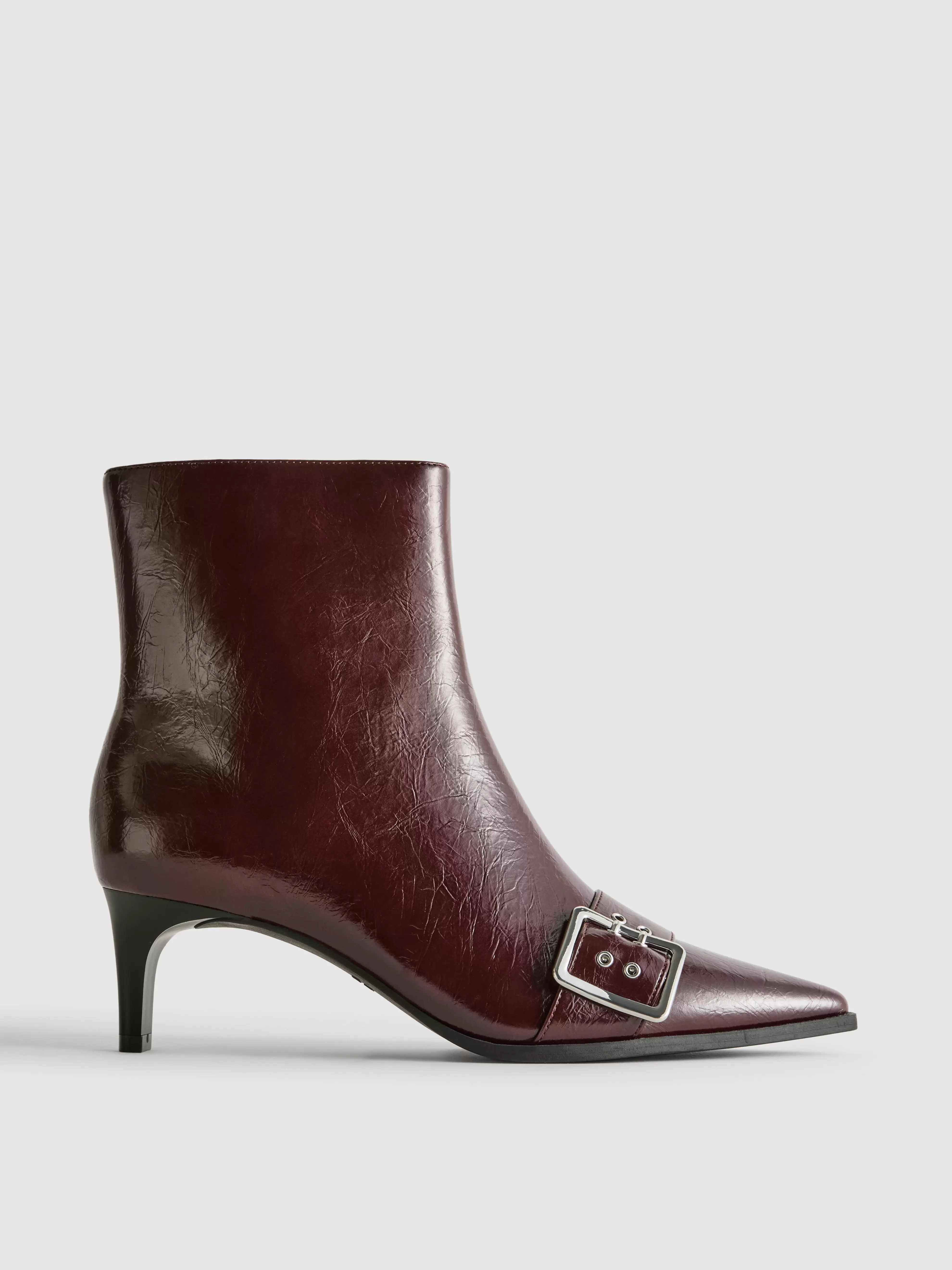 Botines de tacón con detalle de hebilla