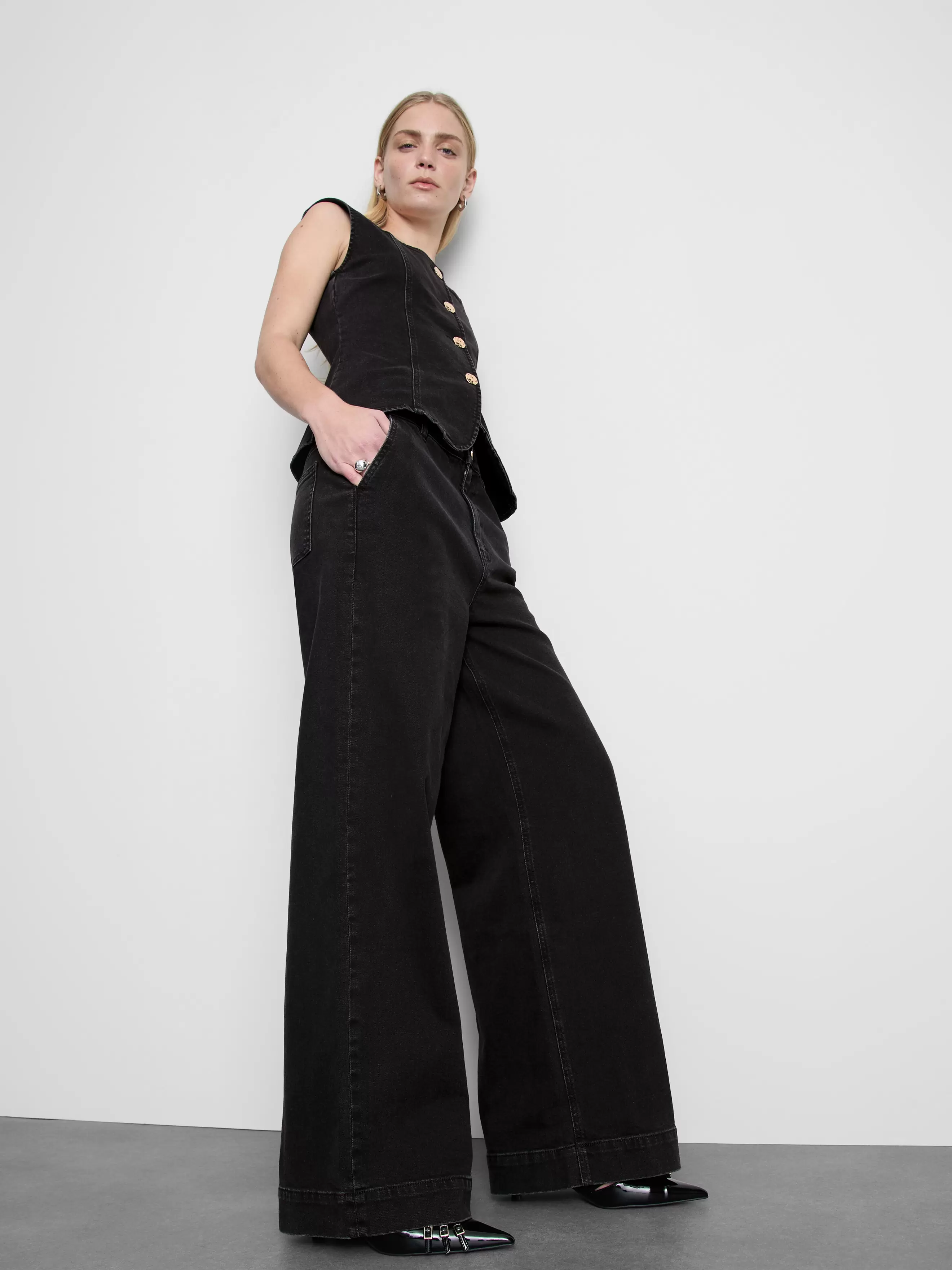 Vaqueros de pernera ancha con bajo ancho