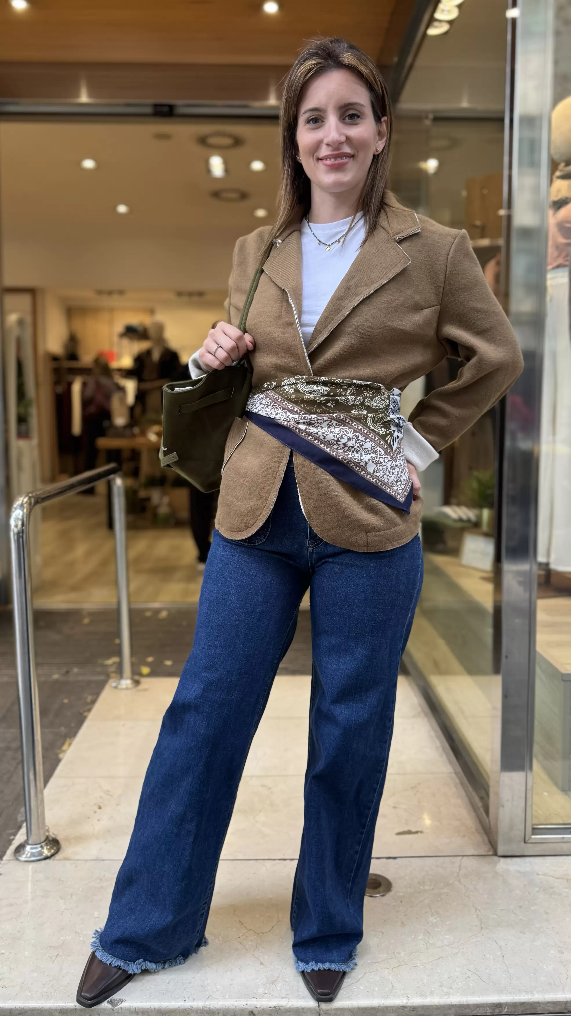 Marta, 30 años (Jeans: 28,99€ / Blazer: 16,99€)