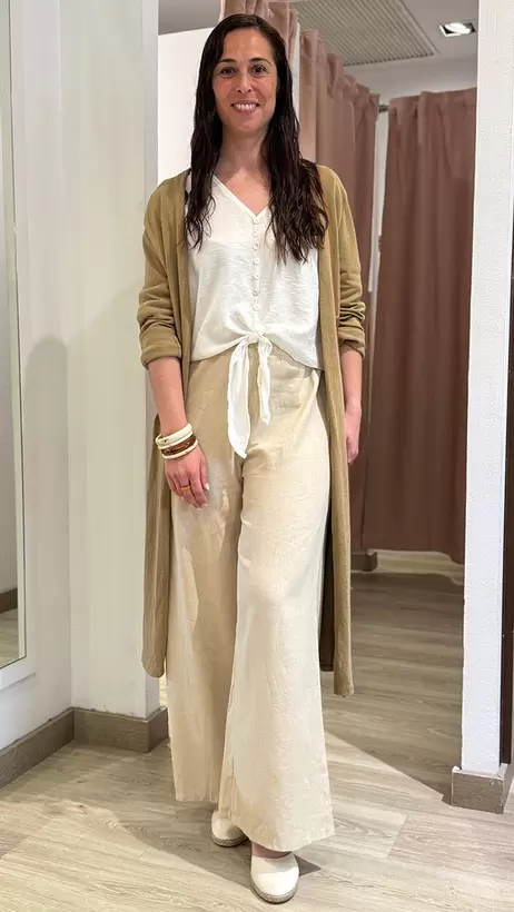 Lorena, 39 años (Pantalón: 17,99€ / Blusa: 12,99€)