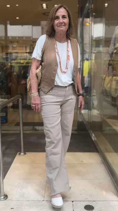 Marta, 66 años (Pantalón: 29,99€ / Chaleco: 14,99€)