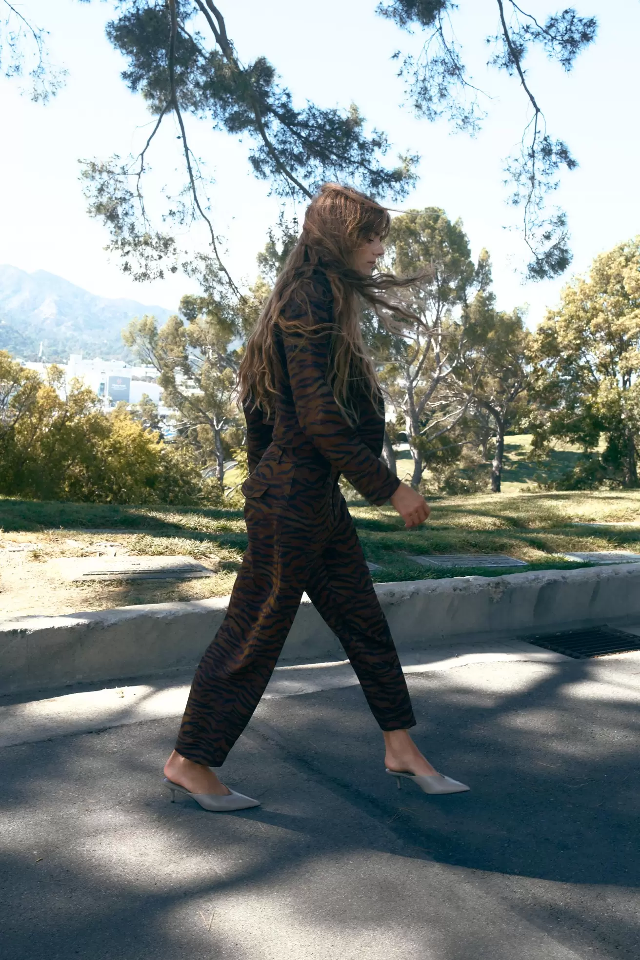 PANTALÓN BARREL ESTAMPADO ANIMAL