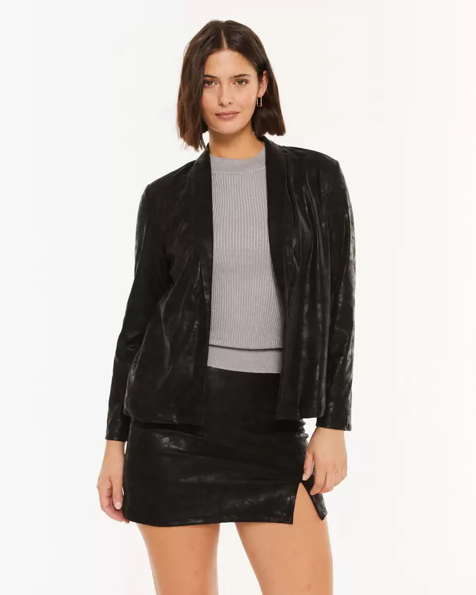 Americana con solapa y cierre con botón