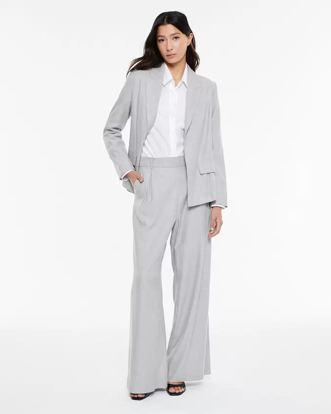 Americana gris con solapa con cierre botón