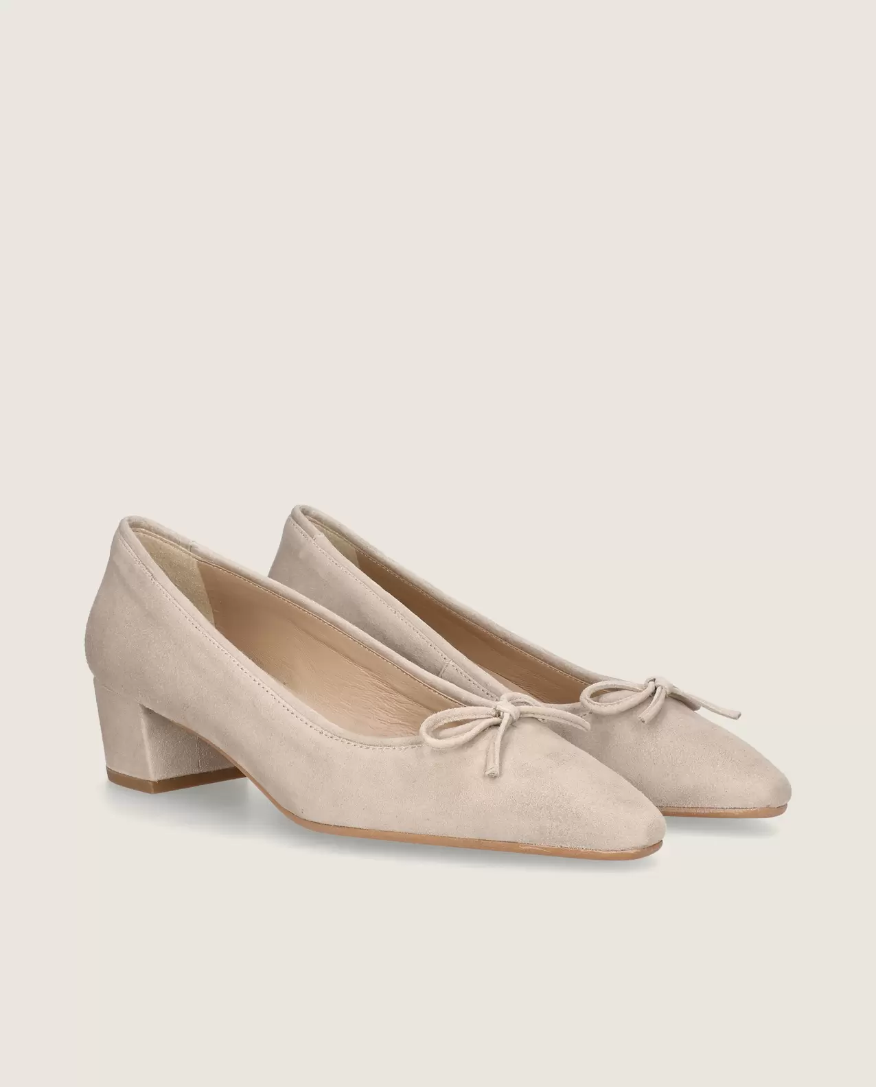 Greta pump in soft beige suede