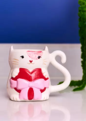 Taza con forma de gato sosteniend...