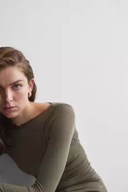 Camiseta con cuello barco en cashmere de manga Lar...