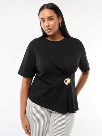 Camiseta de cuello redondo drapeado con joya fantasía