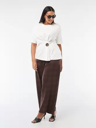 Camiseta de cuello redondo drapeado con joya fantasía