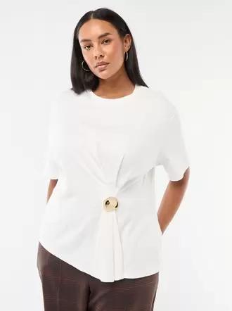 Camiseta de cuello redondo drapeado con joya fantasía